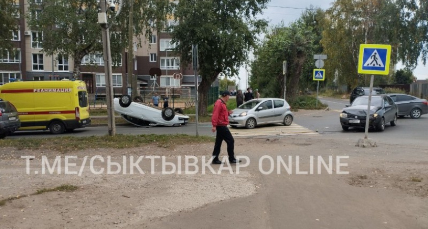 В Сыктывкаре на проезжей части опрокинулась легковушка