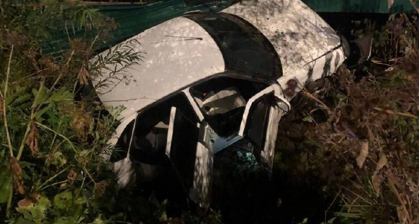 В ГИБДД рассказали подробности ДТП с влетевшим в металлический забор авто в Сыктывкаре