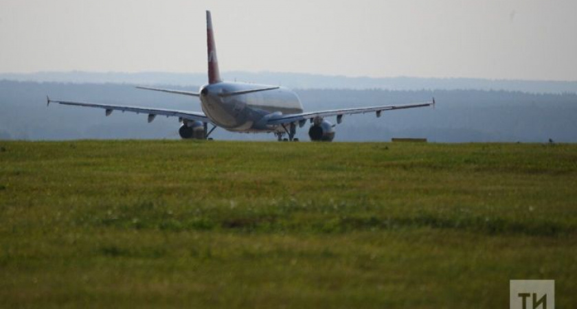 Стало известно, из-за чего самолет, летевший в Усинск, вынужденно сел в аэропорту Бугульмы