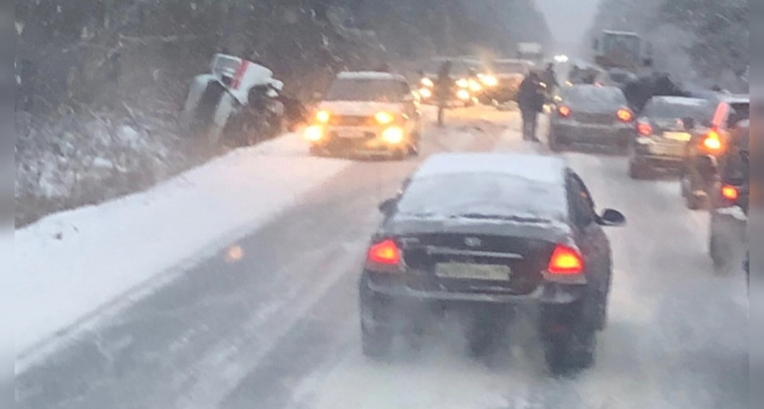 Авария с улетевшей в кювет "скорой" под Ухтой попала на видео