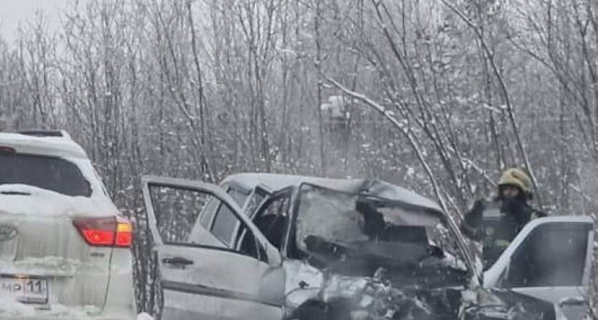 На трассе в Коми "Нива" столкнулась с автобусом: один человек погиб