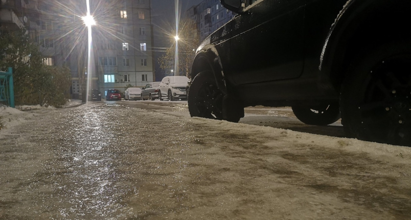 Сыктывкарцы пожаловались на сильный гололед в городе