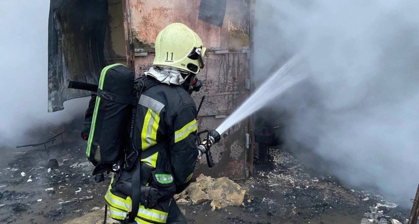В Сыктывкаре произошел страшный пожар на станции техобслуживания