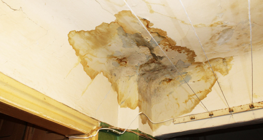 В одном из городов Коми нашли виновного в протекающей шестой год крыше