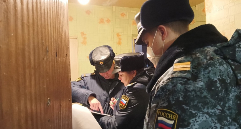 Сотрудники МЧС готовы были взломать дверь в квартиру сыктывкарца