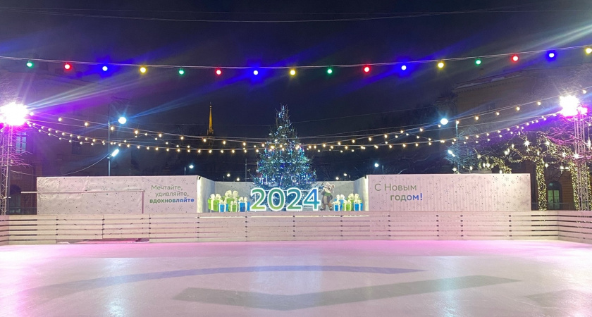 Более 13 тысяч человек укрепили здоровье на катке Сбера на Манежной площади Петербурга в праздники