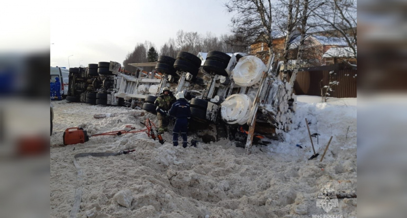 Появилось видео момента ДТП, в котором большегруз придавил легковой автомобиль