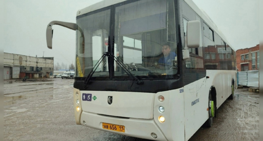 В Сыктывкаре пенсионерка выпала из автобуса 