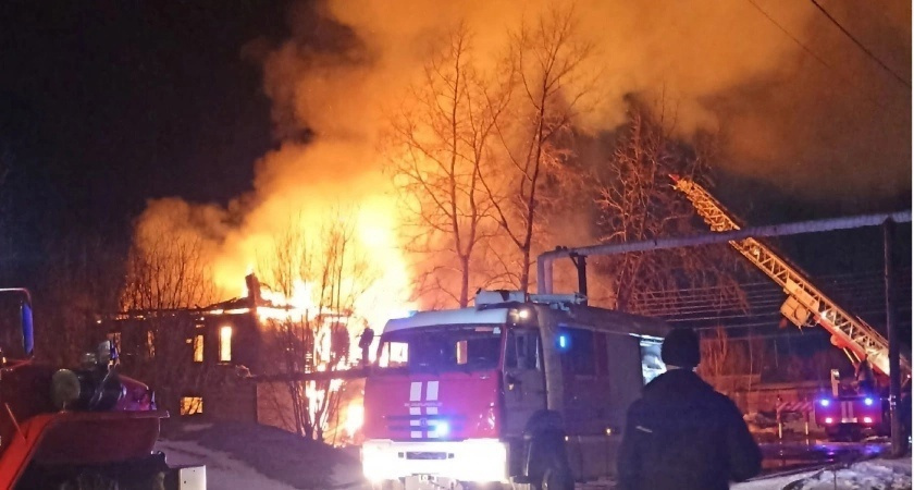 В Сыктывкаре полицейские помогли жильцам многоквартирного дома эвакуироваться во время пожара 