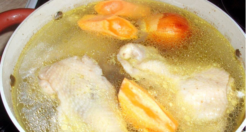 Прозрачный и ароматный: шеф-повара раскрыли секрет превосходного куриного бульона