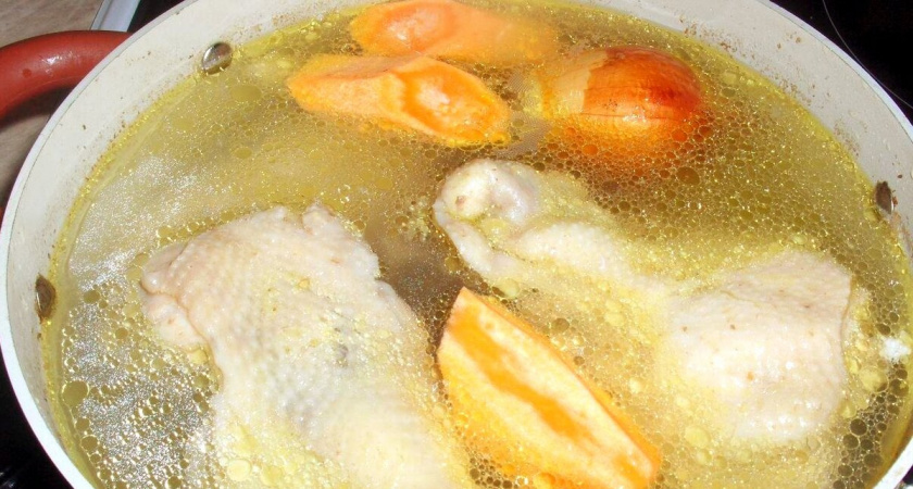 Прозрачный и ароматный: шеф-повара раскрыли секрет превосходного куриного бульона