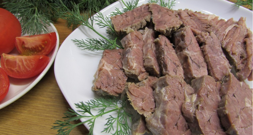 Нужно ли сливать «первую воду» при варке мяса: рассказывает шеф-повар
