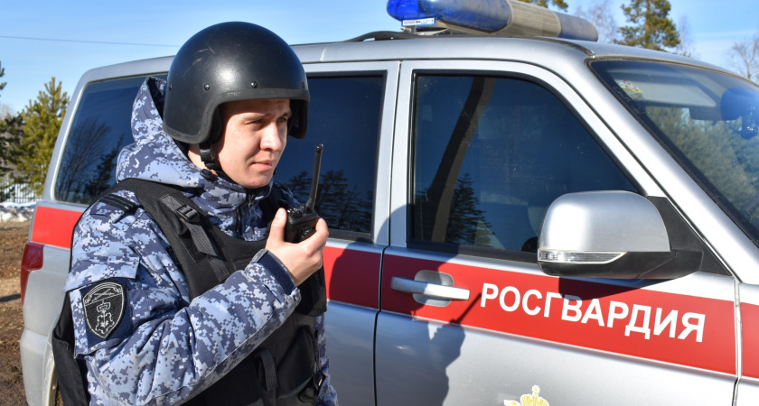 Росгвардейцы выехали в один из банков Усинска по сигналу "тревога"