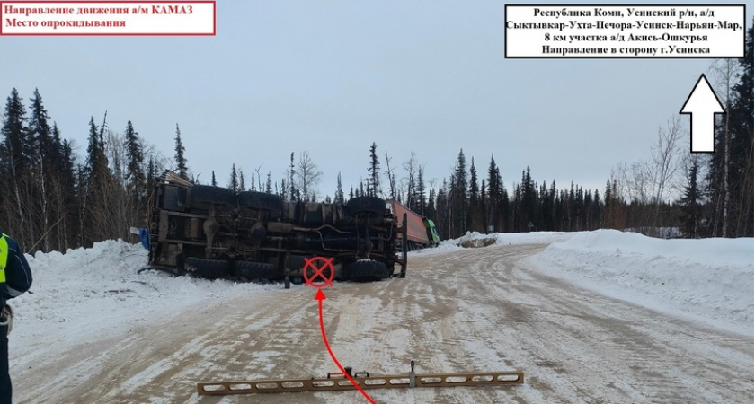 В Усинске "КамАЗ" опрокинулся на проезжей части