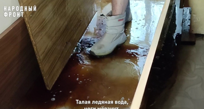 В сыктывкарской "деревяшке" талая ледяная вода затопила квартиру