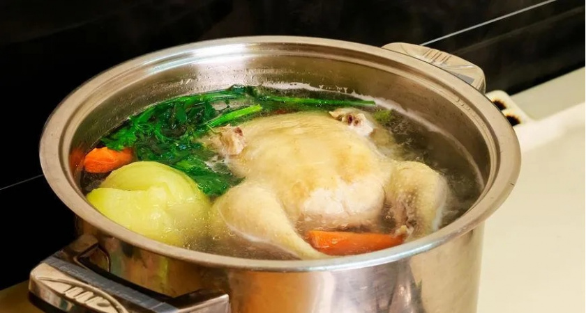Прозрачный и ароматный: шеф-повара раскрыли секрет идеального куриного бульона