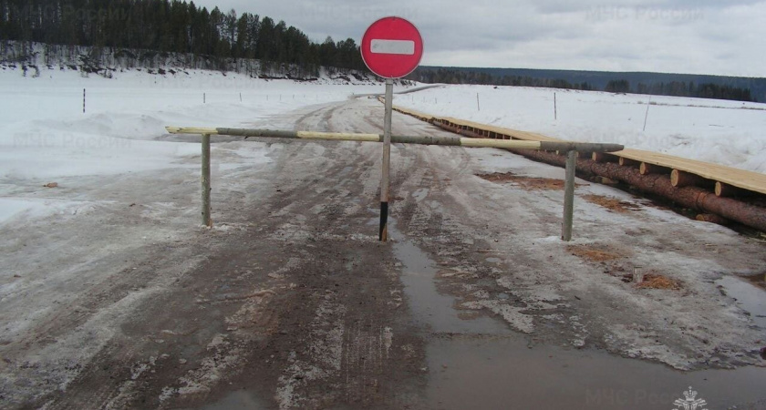 В Усинске автомобиль с пассажирами выехал на весенний лед и провалился