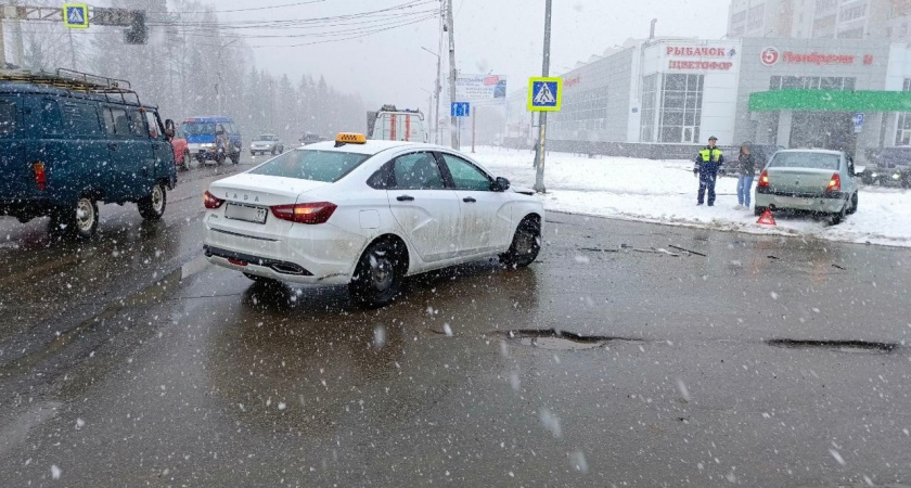 В Эжве такси попало в дорожно-транспортное происшествие