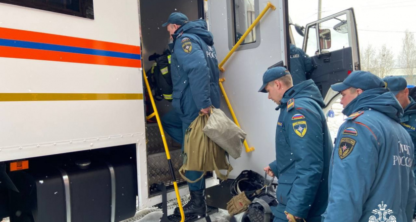 Сотрудники МЧС разбирают завалы на месте обрушения дома в Печоре