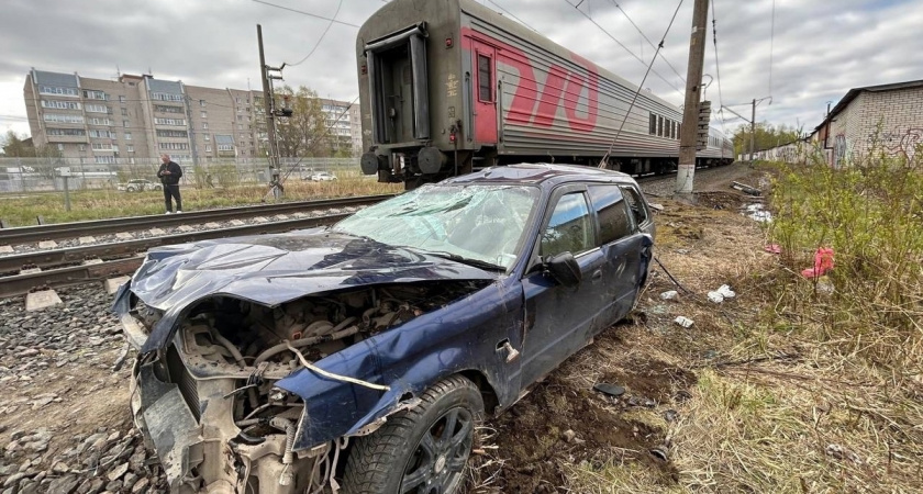 Поезд "Воркута - Москва" снес легковушку в Вологде