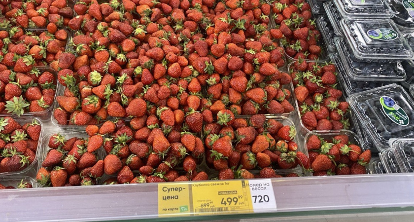 Самая вредная ягода: а мы едим ее как деликатес, еще и детей заставляем