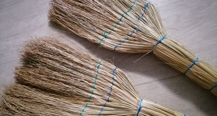 Посыпаю веник солью — и весь месяц хожу, довольная: вот что происходит — жаль, что раньше не знала