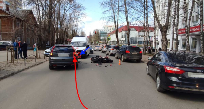 В Сыктывкаре водитель Honda CR-V столкнулся с мотоциклистом при повороте