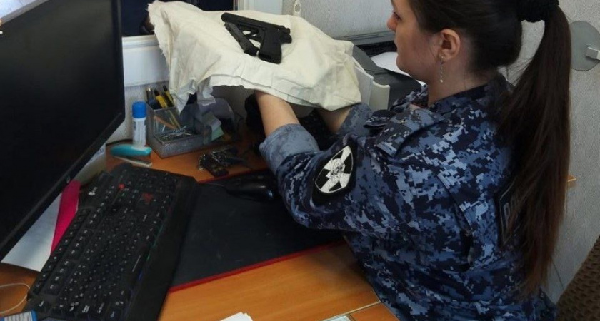 Сыктывкарцы передали в Росгвардию найденные пистолет и ружье