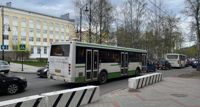 В Сыктывкаре автобус въехал на электрический столб