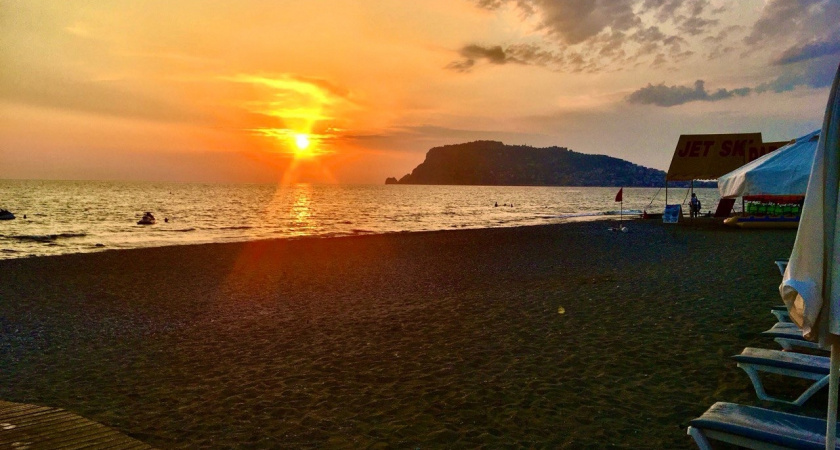 "Купаться невозможно, сидим у берега": черноморский пляж сделал неприятный сюрприз отдыхающим