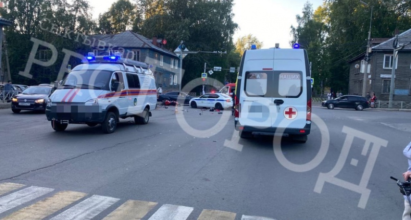 В центре Сыктывкара произошла крупная автоавария: мотоциклиста госпитализировали с травмами