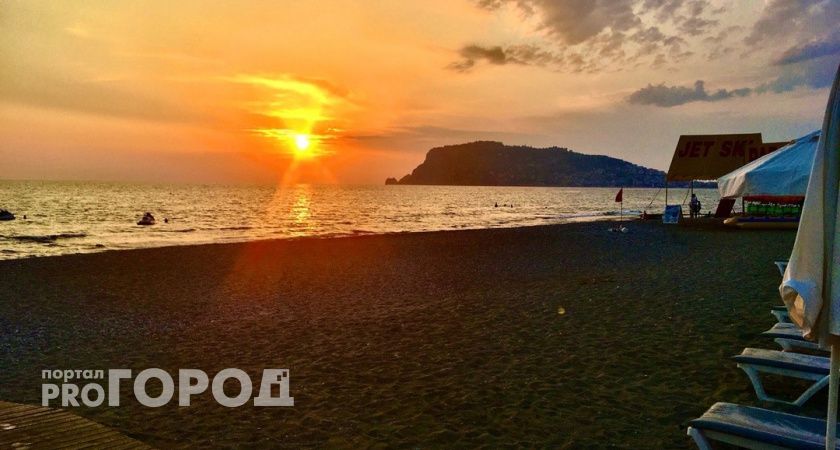 "Купаться невозможно, сидим на берегу": черноморский пляж преподнес ужасный сюрприз отдыхающим