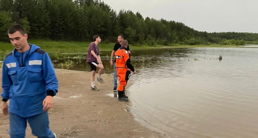 Утонул на глазах у друзей: в Коми спасатели ищут в реке погибшего подростка