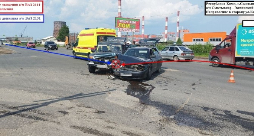 В Сыктывкаре два отечественных автомобиля не смогли поделить дорогу 