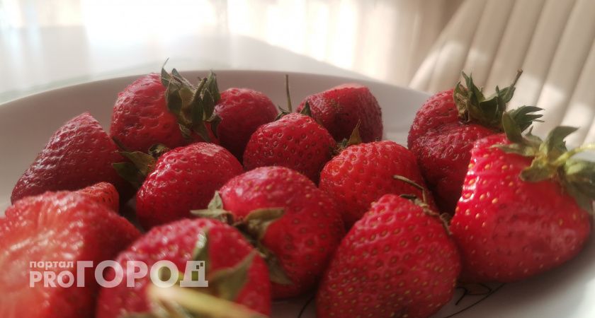 Клубника размером с кулак. Знающие молчат об этом удобрении: всего две ложки на 10 литров