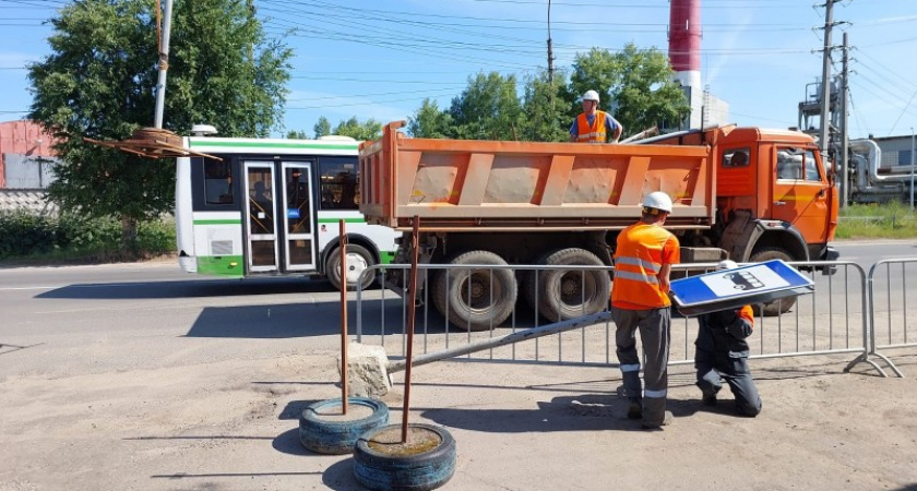 В Сыктывкаре на одной из оживленных улиц перекрыли движение из-за ремонта теплотрассы 