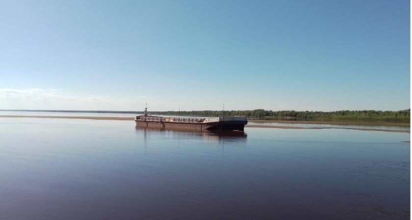 В Ижемском районе Коми на реке Печора сели на мель нефтеналивная баржа и буксир