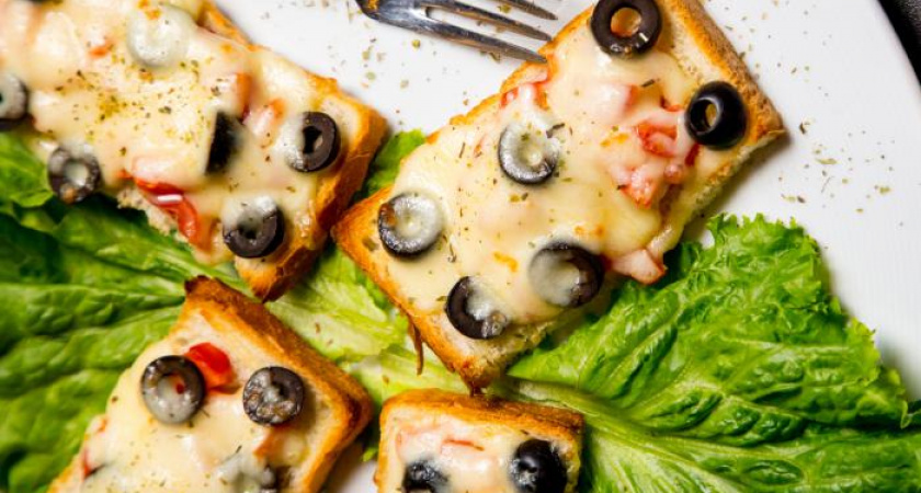 Гренки с маслинами, помидорами и сыром: роскошный завтрак в итальянском стиле