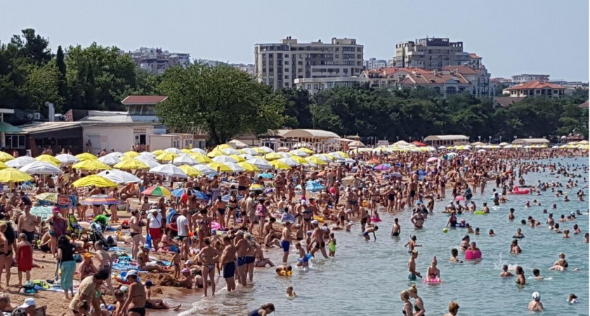 "Куда все прутся": Краснодарский край трещит по швам - толпы людей, очереди, пробки, забитые пляжи 