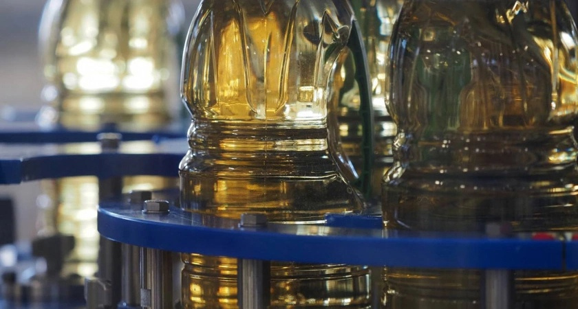 Янтарная гадость в прозрачной бутылке: Роскачество назвало худшие марки растительного масла