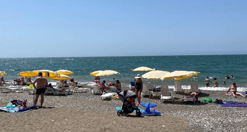 "Купаться невозможно, мы все сидим на берегу": Черное море преподнесло неприятный сюрприз отдыхающим