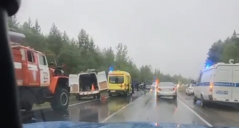 Появилось видео с места смертельного ДТП на трассе в Коми, где погибли два человека