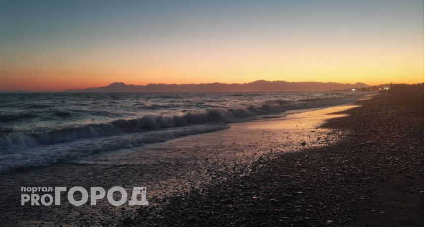 На пляжах Анапы ввели полный запрет на купание в Черном море: отдых безвозвратно испорчен