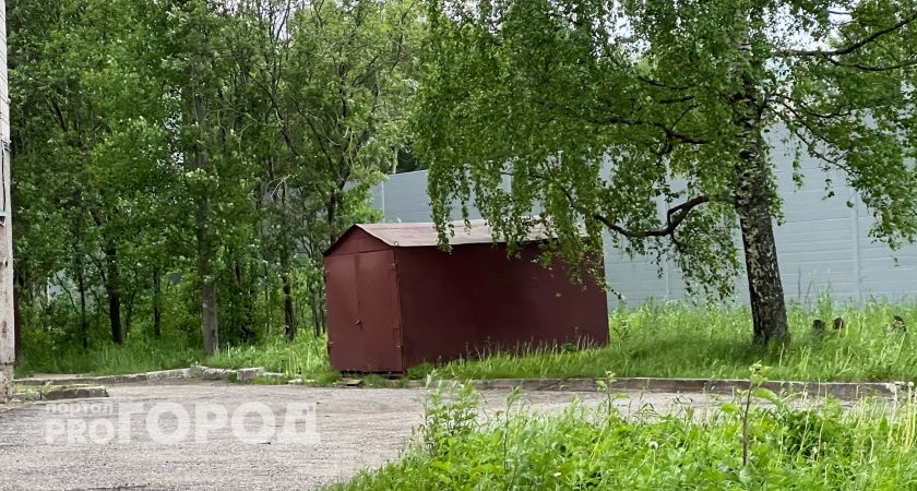 Житель Сыктывкара, разбирая чужой гараж на металлолом, решил прихватить и лодку