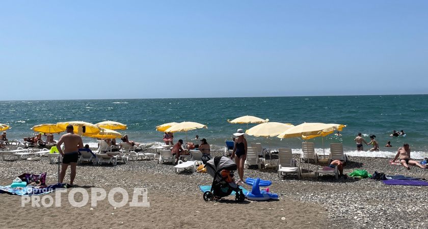 "Купаться невозможно, мы все сидим на берегу": Черное море преподнесло неприятный сюрприз отдыхающим