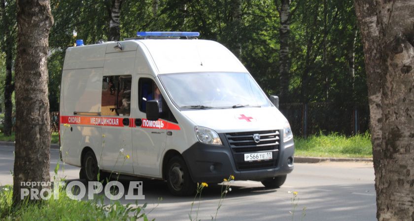 В Сыктывкаре 21-летняя девушка выпала из окна многоэтажки