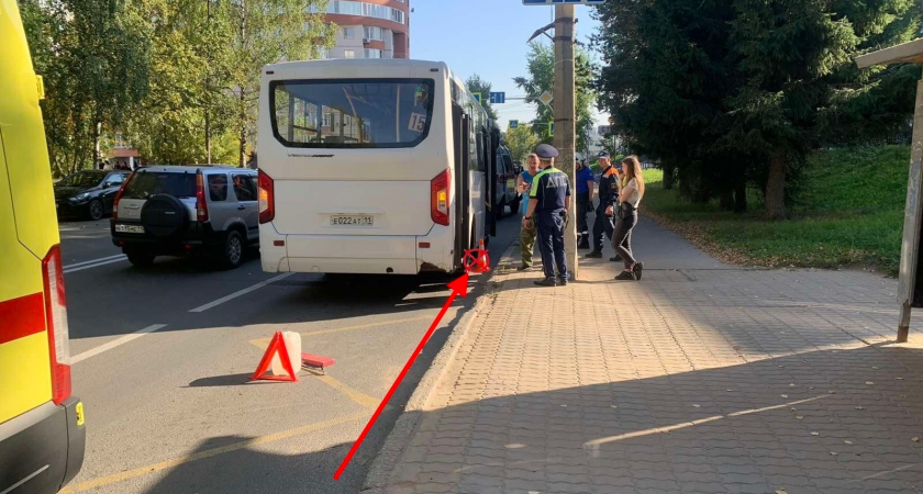 В Сыктывкаре пенсионерка выпала из автобуса