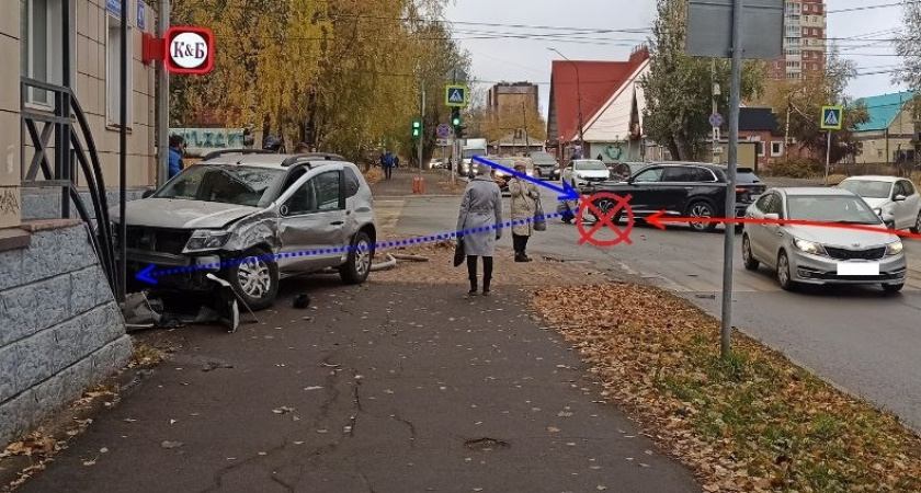 В Сыктывкаре иномарка "влетела" в дом после столкновения с Geely 