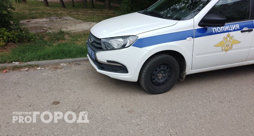 В Сыктывкаре пьяный мужчина разбил дверь в банке