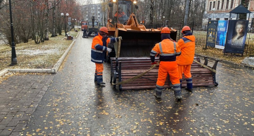 В Сыктывкаре убирают урны и скамейки на "зимнюю спячку" 